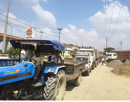 Increased arrival of paddy in Galla Mandi, vehicles stuck in traffic jam for hours