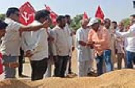 The Farmers' Assembly submitted a memorandum to the SDM, raising demands for addressing irregularities in crop procurement, compensation for losses due to rain, and the reconstruction of settlements.