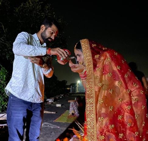 She observed a waterless fast and prayed for her husband's long life, breaking the fast after seeing the moon.