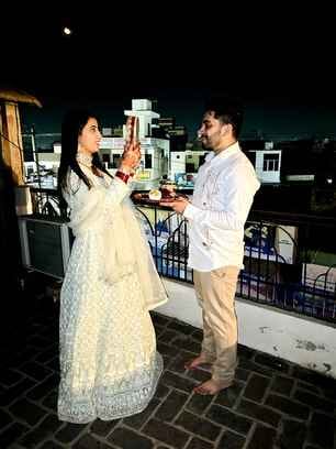 Praying for her husband's long life, she broke her fast after seeing the moon.