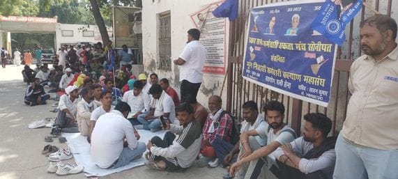 Contract workers continue their strike, garbage piles up on the roads