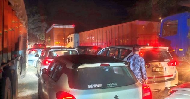 Vehicles were stranded on the highway, causing a 10-km-long traffic jam that lasted for three hours.