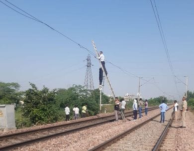 Railway: Thieves cut cables, trains struggled to get signals for six hours, causing chaos from Meerut to Delhi