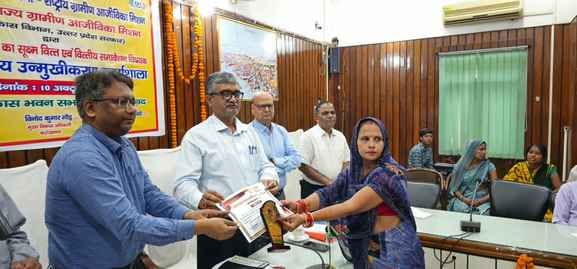 Banks should not hesitate in giving loans to groups: DM