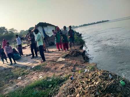 Panic in the village due to erosion of Ganga, many families are homeless