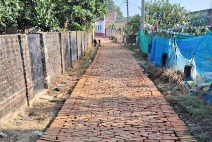 The villagers built a 400-meter road with mutual cooperation.