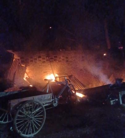 Three huts caught fire due to a gas leak; a cylinder exploded, leaving a child scorched