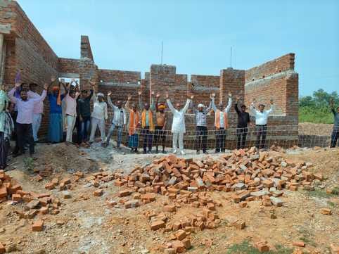 The veranda of the under-construction school collapsed, villagers created a ruckus.