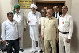 Farmer representatives reached the Deputy Commissioner's court with their problems and submitted a memorandum to the Governor.
