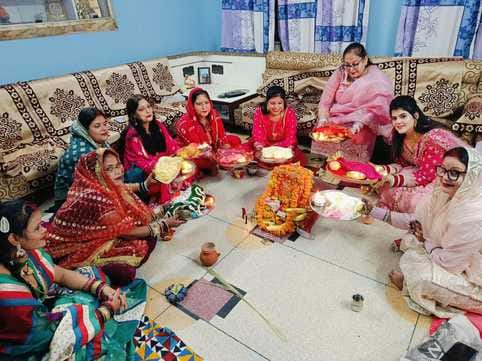 Karwa Chauth: Married women break their fast after seeing the moon