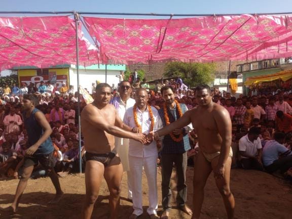 Nagesh of Jammu defeated Ravindra of Farenda.