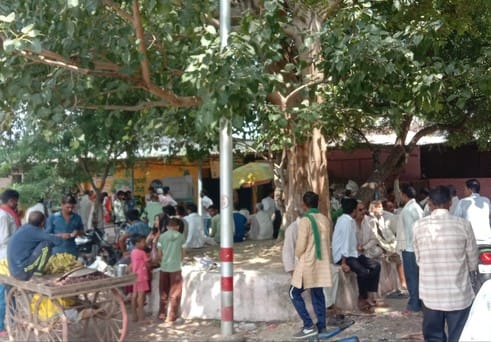 Angry farmers camp in Mandi Committee, fertilizer will not be available for two more days