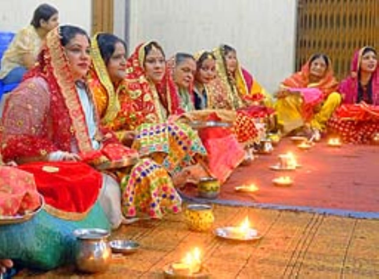 Gorakhpur News: Karva Chauth: Offer prayers to the moon and pray for eternal good fortune
