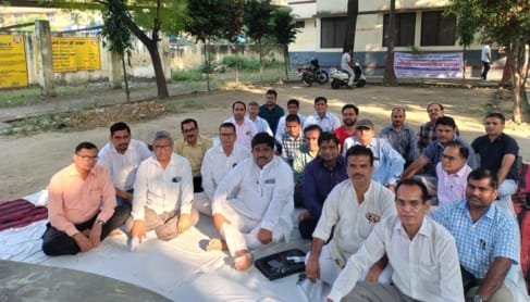 Teachers' protest continues at DIOS office