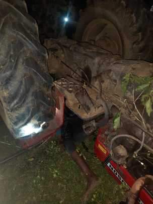 मौके पर पलटा पड़ा, ट्रैक्टर इंजन।