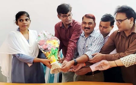 Sakshi became SDM and listened to the problems of the people.