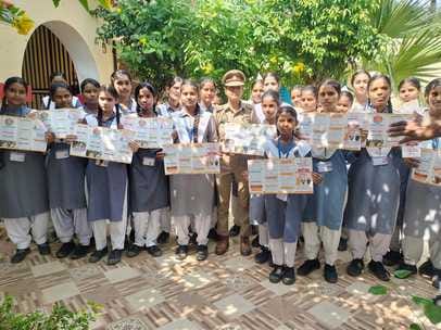 Secondary school children visited police stations