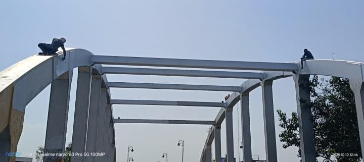 Workers risking their lives while painting, contractor summoned
