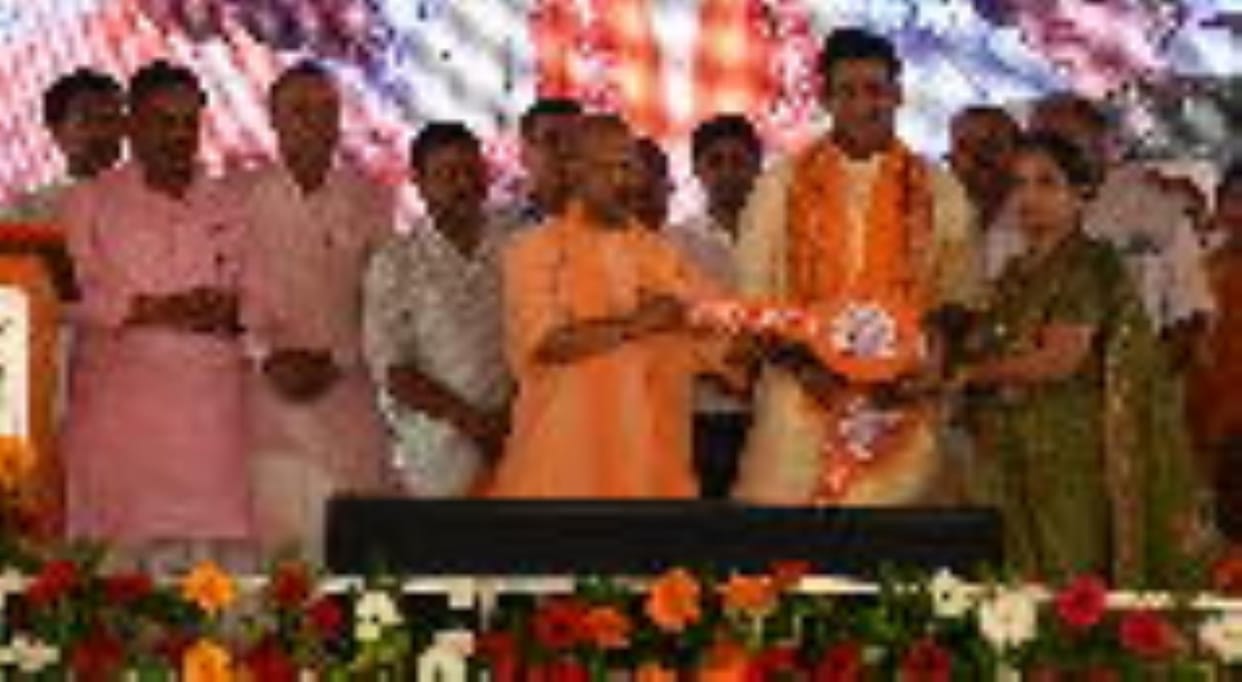 In Gorakhpur, CM Yogi handed over the keys of flats to 160 families in Palm Paradise.