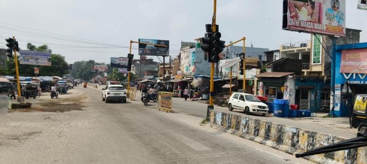 Traffic lights are off in Pirumdara, traffic is being controlled by the barrier