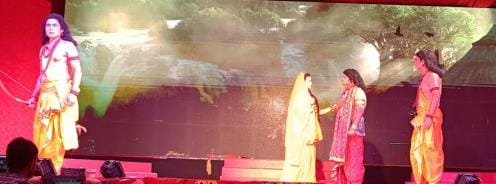 Devotees were delighted to witness the meeting of Ram and Bharat.