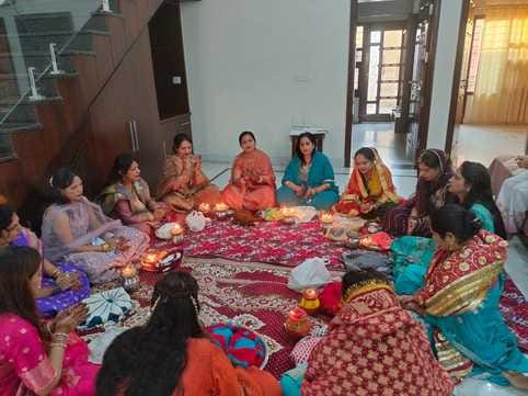The enthusiasm of worship was shown with auspicious songs.
