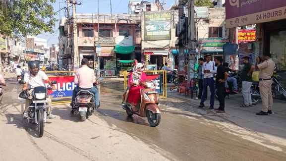 Due to the crowds on Karva Chauth, entry of four wheeled vehicles into the market was restricted