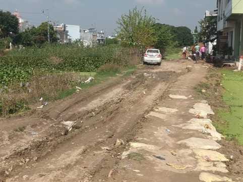A three-km stretch of the Tanakpur Highway is full of potholes.