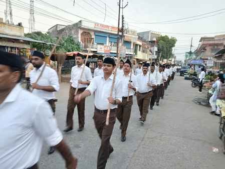 Volunteers took out a march from Shiva Colony.