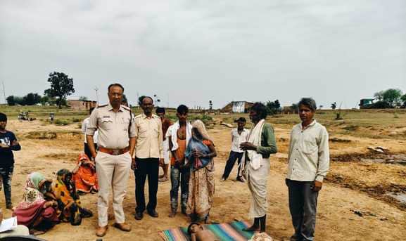 मौके पर मौजूद लोग