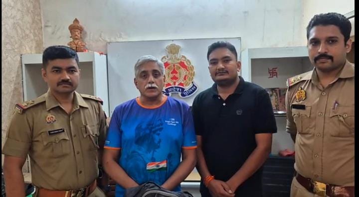 Gorakhpur News: Engineer returning from trekking left his bag in the bus, police returned it in six hours