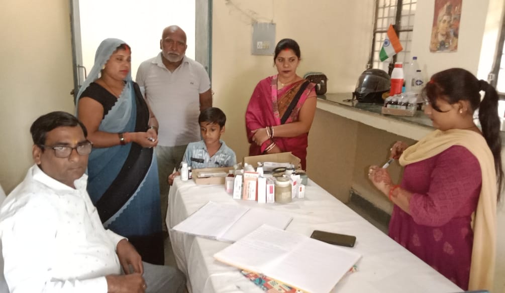 Public health fair is being run with the help of pharmacist, doctor is missing