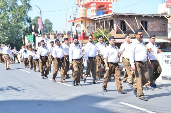 Sangh members took out a march in Amb Bazaar, people showered flowers on them.