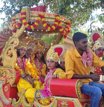 Ram Barat procession was taken out with band players, audience was thrilled.
