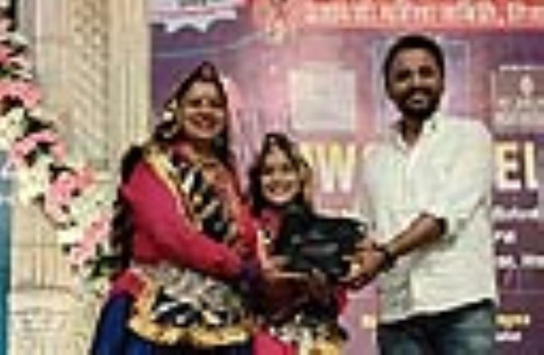 Meena Malik and Myra won the title of mother-daughter dance competition