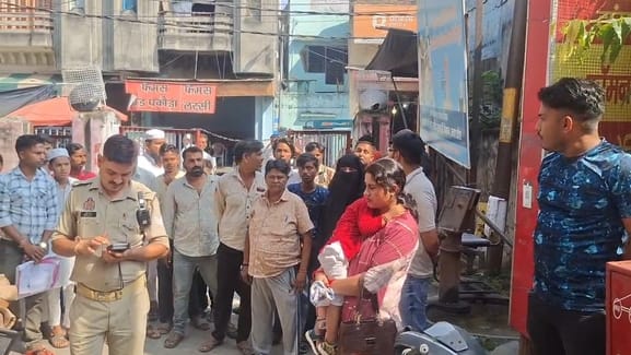 A constable and his wife who had come to get their Aadhaar card made were beaten up.