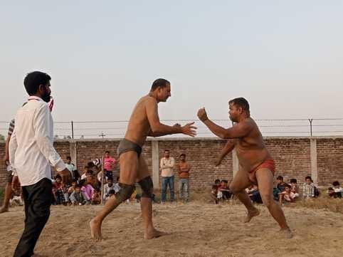 Baba Ajmeri, Kaif, Rizwan, Rajesh and Sunny won the wrestling
