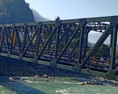 A crazy young man climbed the Saryu bridge, drama continued for a quarter of an hour.