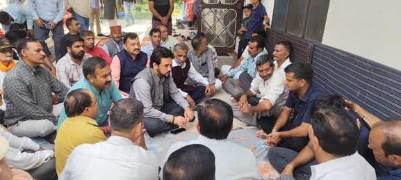 MP Anurag Thakur met the families of the victims of the Bhallu bus accident