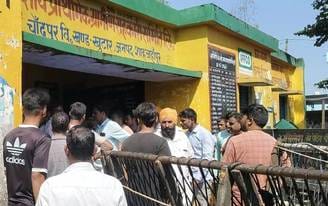 Fertilizer was distributed to farmers under police surveillance at Chandpur Committee.