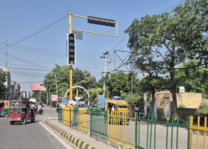 Hi-tech traffic signals: Red, yellow, and green lights are out, causing traffic jams