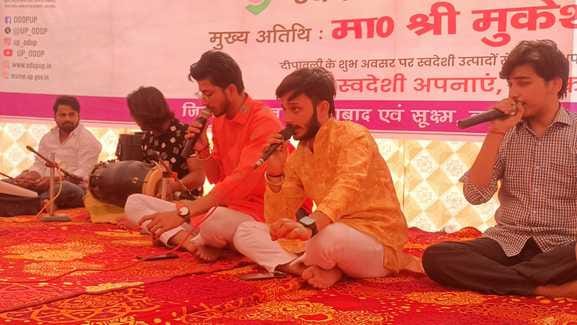 The singing of the youth captivated the hearts, the message of Swadeshi was conveyed through music.