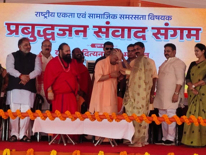 The Chief Minister paid his respects to the Budhiya Mai and honoured the families of the martyrs.