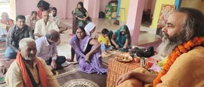 .जगदीशपुर में अनुयायियों को संबोधित करते शंकराचार्य नरेंद्रानंद सरस्वती।-संवाद