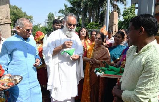 Parrot tying is a symbol of relationships and trustworthiness in society: Gyananand