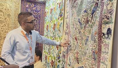 अंतराष्ट्रीय कालीन मेले में कालीन देखते बायर।