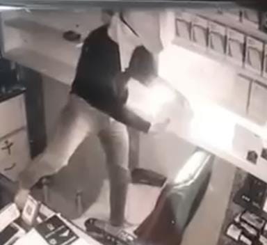 Theft worth lakhs from mobile shop next to police station