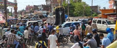 The speed of vehicles remained halted for three hours in Nautanwa.
