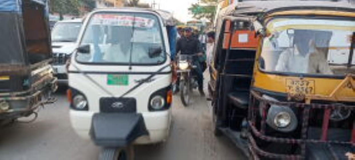 Now if e-rickshaws move away from the designated route, then they will be fined.