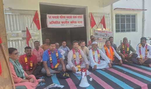 Workers of Palia Sugar Mill extended support to the continuous strike